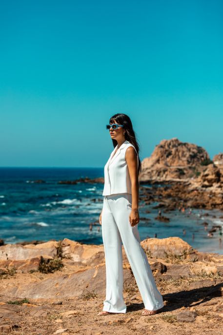 Pantalon long stylé blanc pour femmes, une élégance contemporaine.