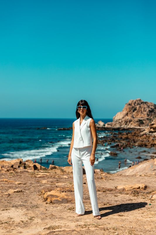 Pantalon long blanc élégant pour dames, pour une tenue polyvalente.