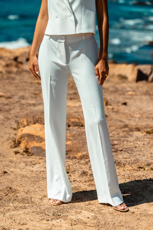 Détails du pantalon long blanc à la mode, une pièce tendance