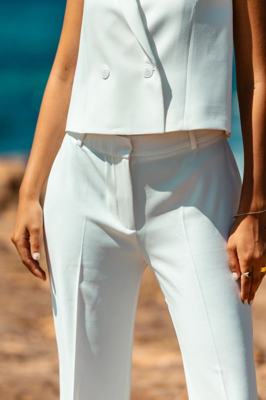 Élégance côtière avec le Pantalon Louis blanc, parfait pour un look estival chic.