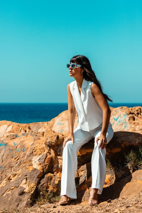 Gilet Louis blanc élégant pour femme - ANAE MOROCCO.