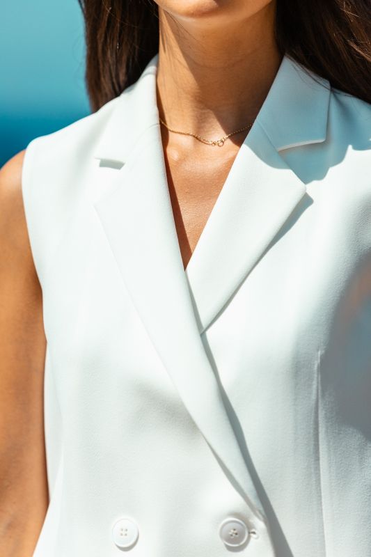Gilet blanc contemporain femme, collection Flowers - ANAE MOROCCO.
