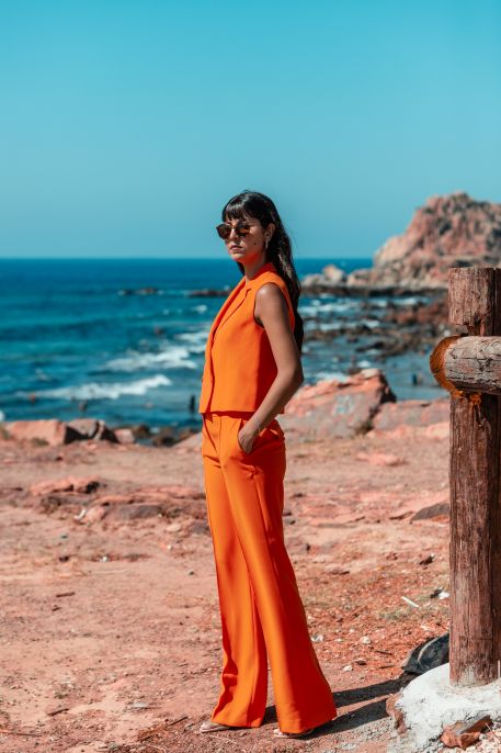 Pantalon orange vif pour une touche de couleur.