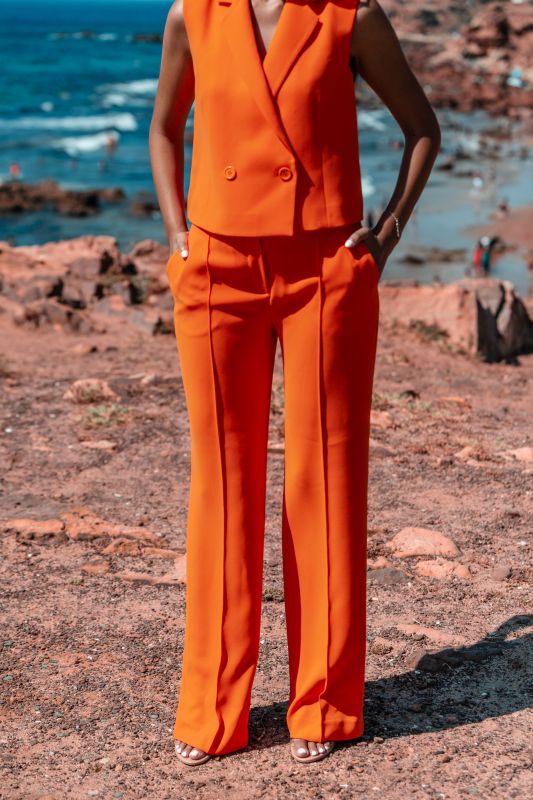 Pantalon orange, une teinte vibrante pour une tenue distinctive.