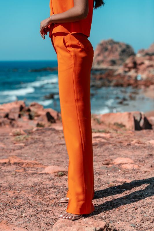 Un pantalon orange pour un look original et dynamique.