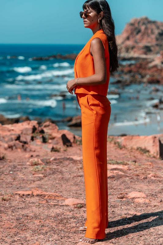 Un pantalon orange pour un look original et dynamique.