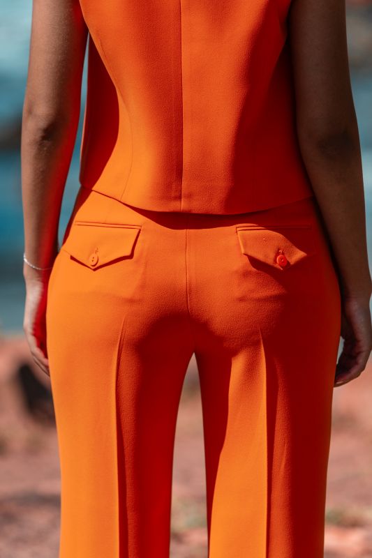 Détails du pantalon orange, une option audacieuse.