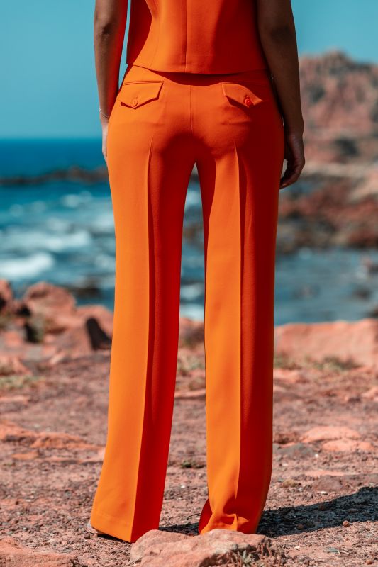 Détails du pantalon orange, une option audacieuse.