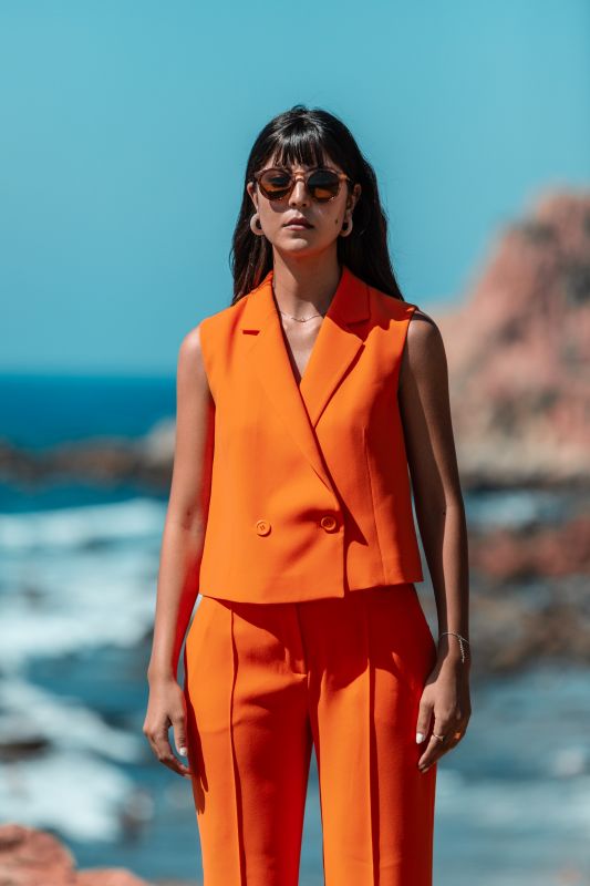 Silhouette raffinée avec le gilet Bradley orange - ANAE MOROCCO.