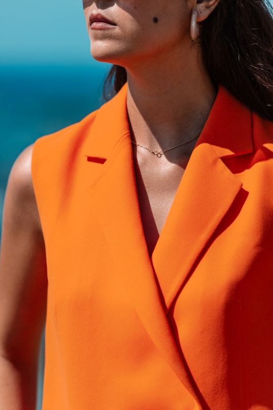 Gilet orange pour une tenue éclatante et pleine de vie.
