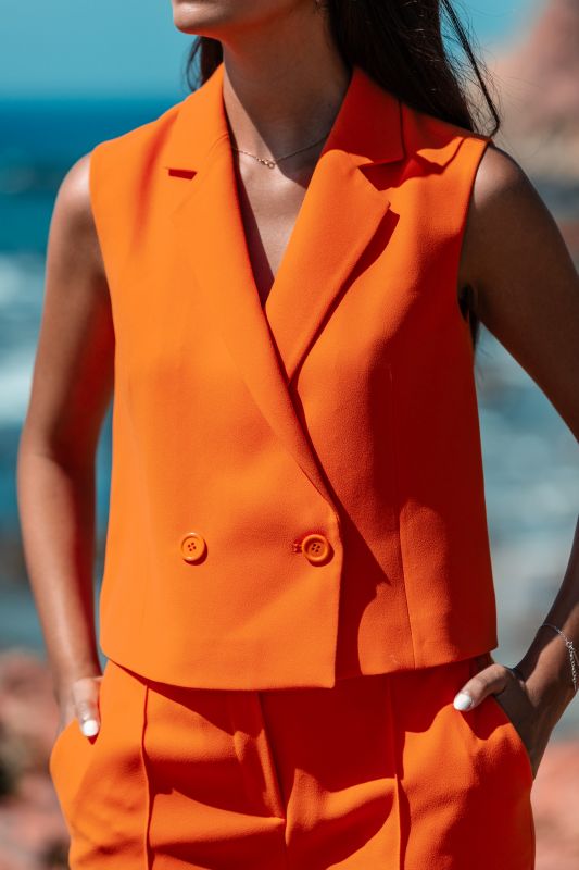 Gilet orange pour une tenue éclatante et pleine de vie.