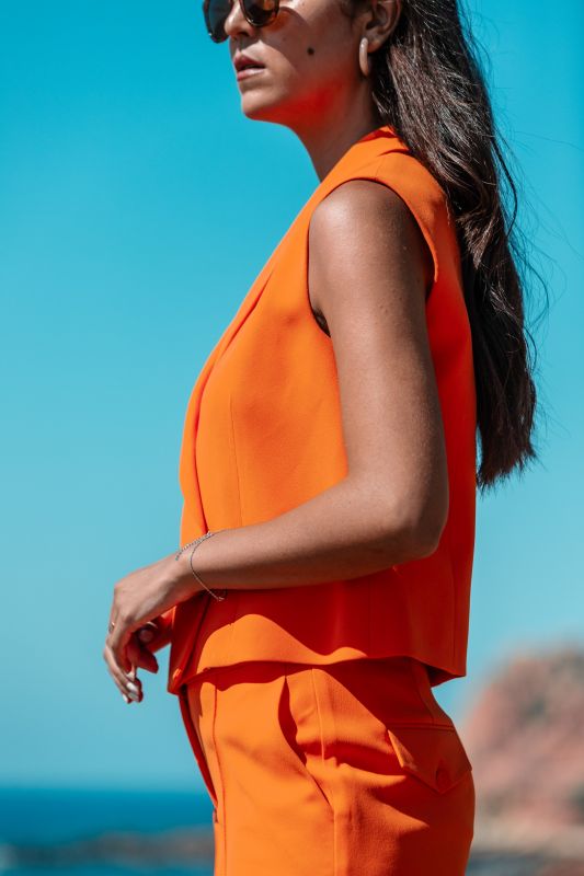 Gilet orange pour une tenue éclatante et pleine de vie.