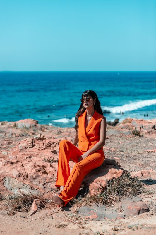 Silhouette raffinée avec le gilet Bradley orange - ANAE MOROCCO.