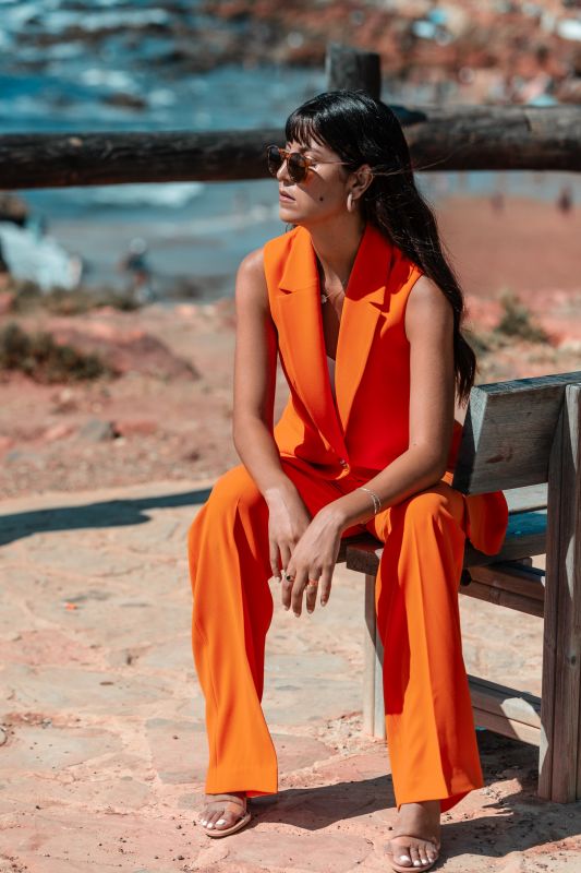 Gilet orange pour femme : Une touche de couleur vive et éclatante.