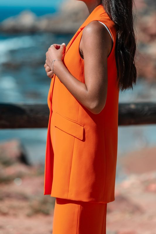 Gilet féminin dans une nuance d'orange dynamique.
