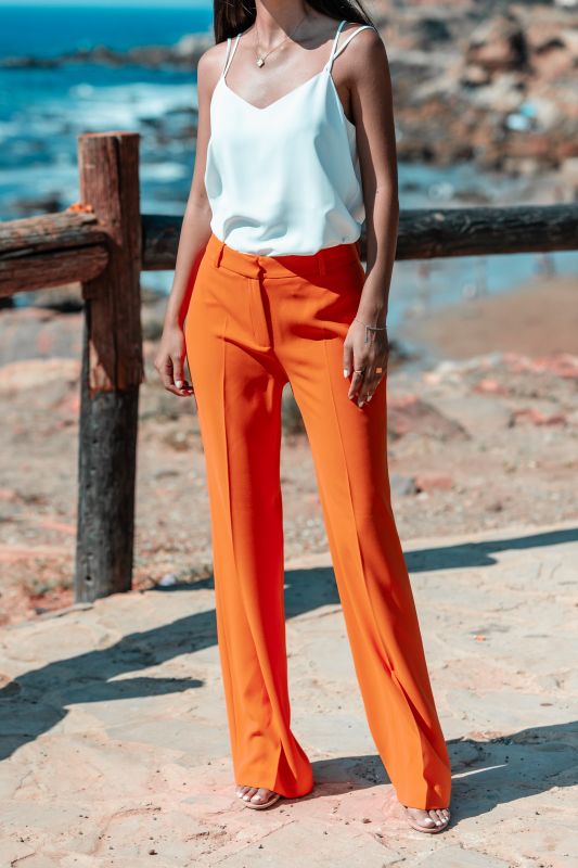 Pantalon orange tendance pour femmes.