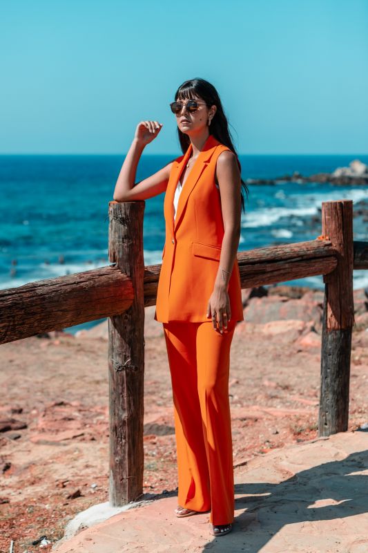 Pantalon tailleur pour femmes, couleur orange vif, collection Été Élégance 2023.