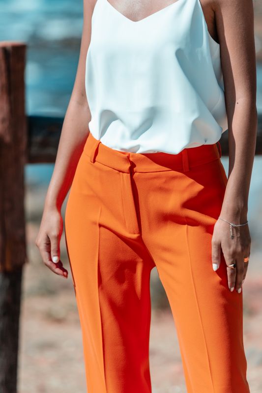 Pantalon décontracté de couleur orange tendance pour femmes.