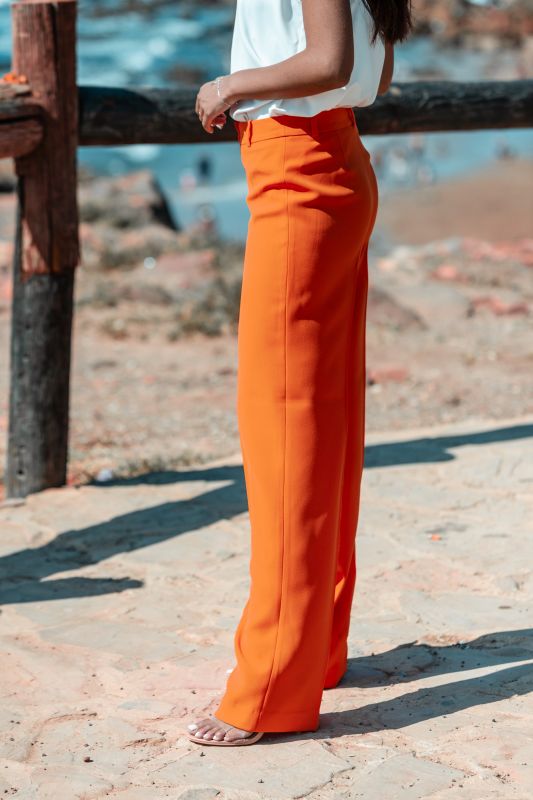 Détails en gros plan du pantalon orange tendance pour femmes.
