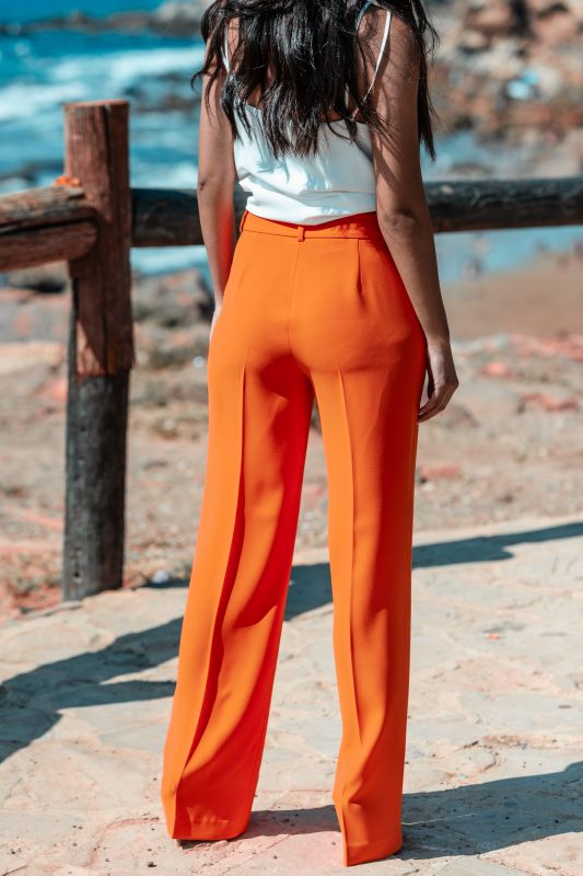 Détails en gros plan du pantalon orange tendance pour femmes.