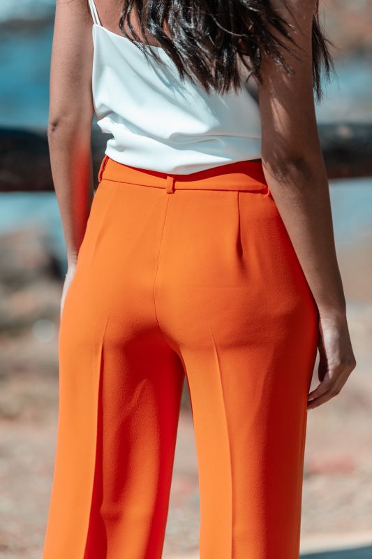 Détails en gros plan du pantalon orange tendance pour femmes.