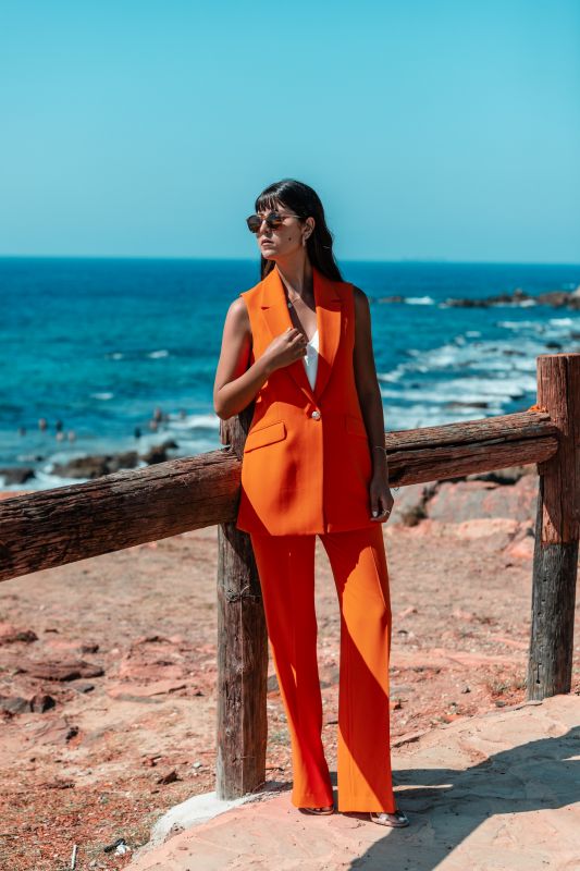 Gilet Juan éclatant, coloris orange, silhouette élégante, Collection Fleurs.