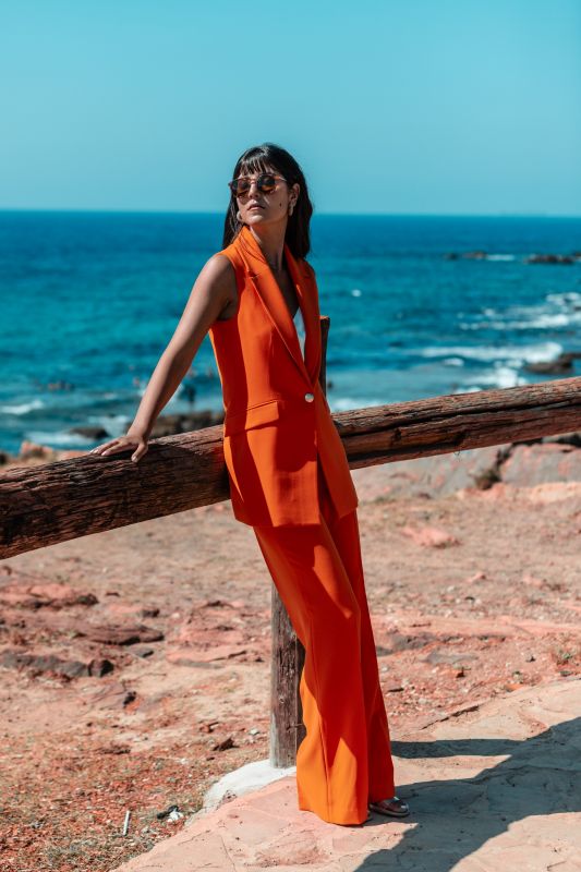 Gilet orange pour une tenue vibrante et pleine de vie.
