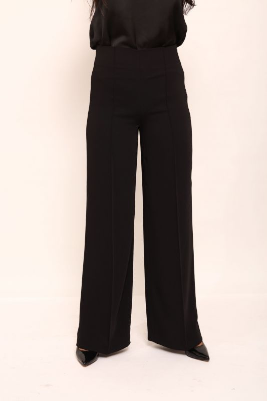 Détails du pantalon noir classique, une pièce polyvalente.