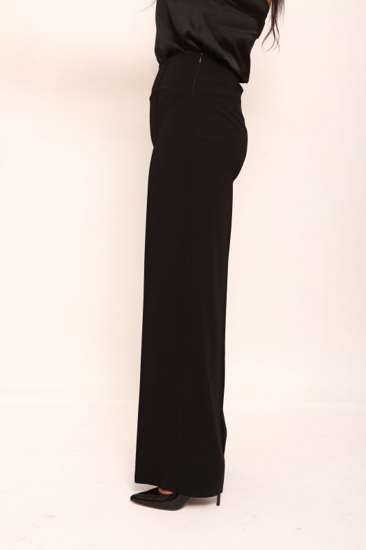 Détails du pantalon noir classique, une pièce polyvalente.