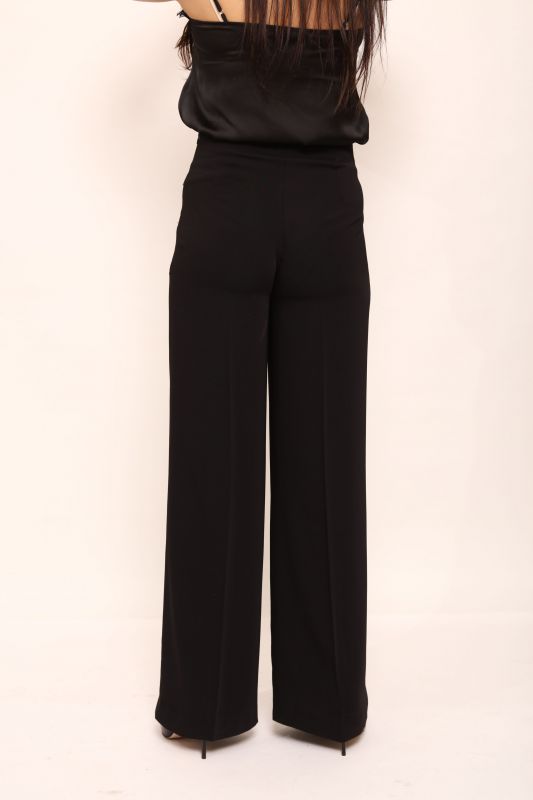 Détails du pantalon noir classique, une pièce polyvalente.