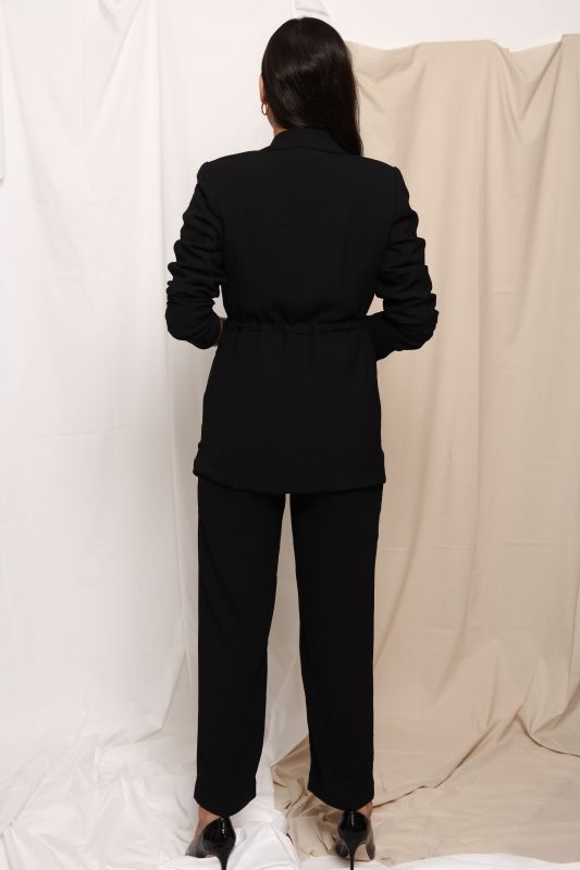 Pantalon noir, idéal pour différentes occasions.