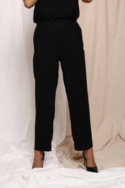 Pantalon noir, idéal pour différentes occasions.