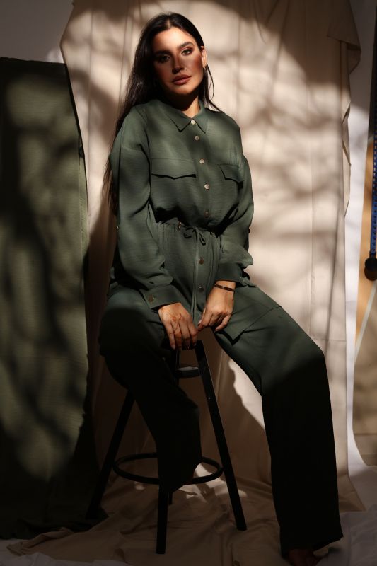 Pantalon Nikita long pour femmes en kaki de Natural 23, avant, élégance discrète.