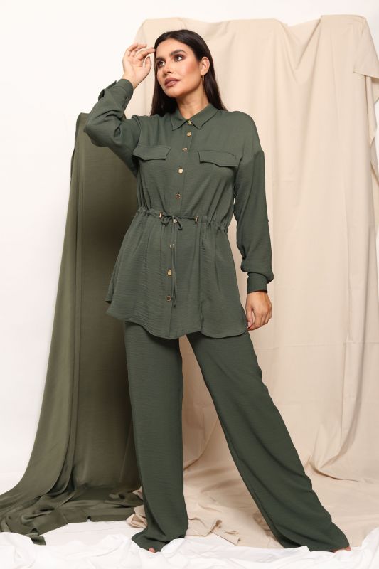 Pantalon kaki long, parfait pour une tenue décontractée.