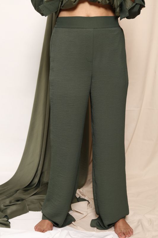 Détails du pantalon long kaki, une option confortable et polyvalente.