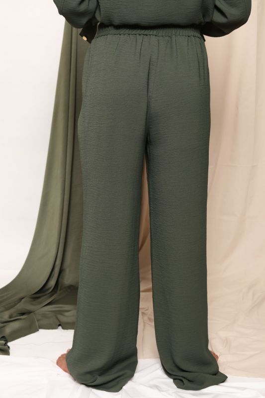 Zoom sur les détails du Pantalon Nikita long en kaki pour femmes - Collection Natural 23.