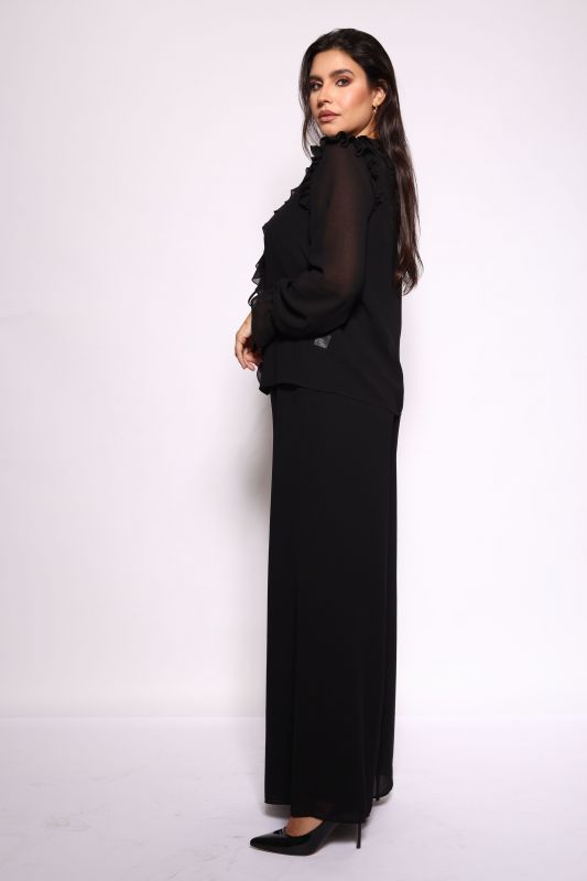 Détails du pantalon noir classique, un essentiel de garde-robe.