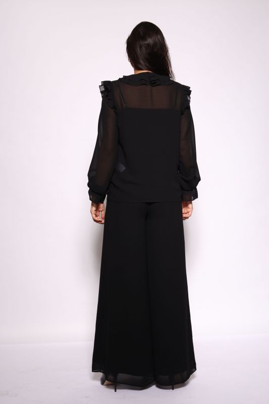 Détails du pantalon noir classique, un essentiel de garde-robe.
