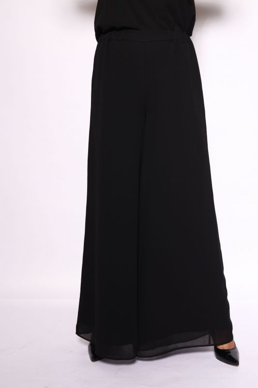 Détails du pantalon noir classique, un essentiel de garde-robe.