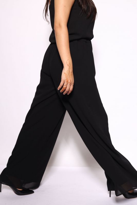 Détails du pantalon noir classique, un essentiel de garde-robe.