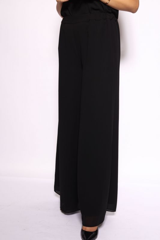 Détails du pantalon noir classique, un essentiel de garde-robe.