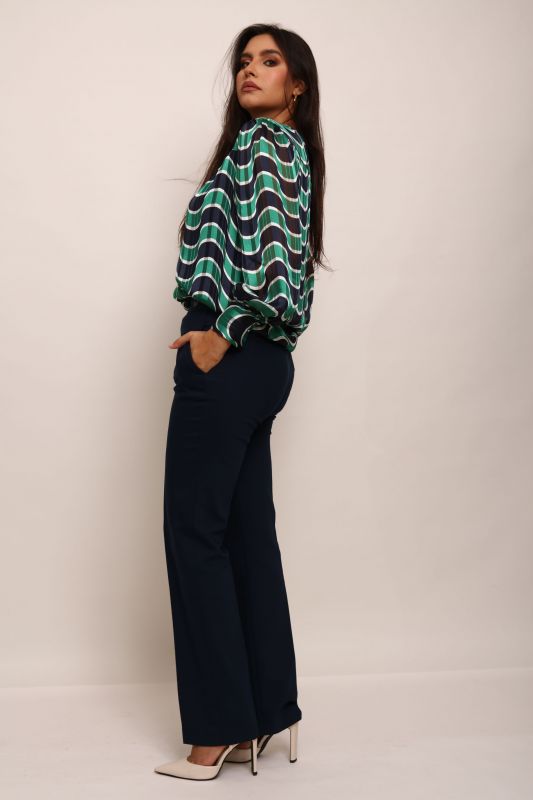 Pantalon bleu marine, pour un look classique et sophistiqué.