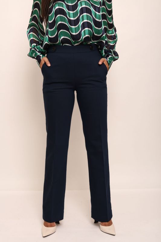Un pantalon bleu marine pour femmes, une tenue intemporelle et raffinée.