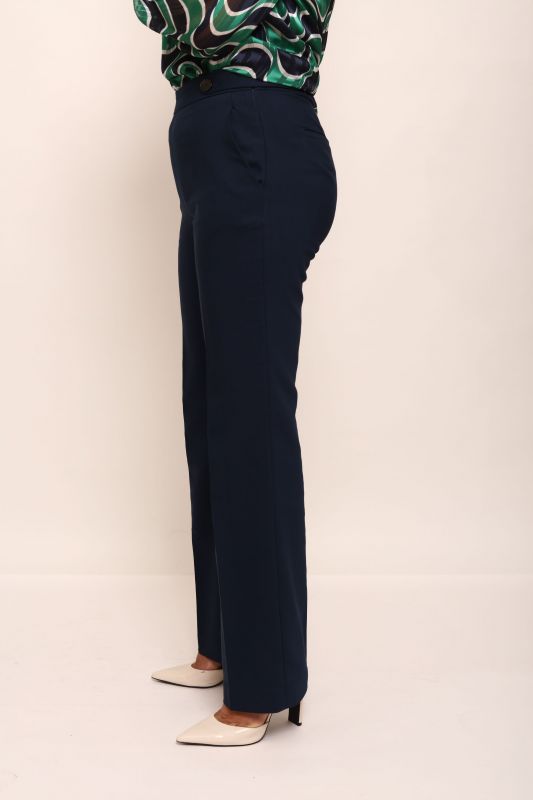 Un pantalon bleu marine pour femmes, une tenue intemporelle et raffinée.