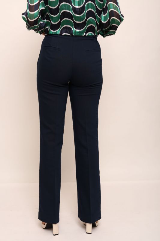 Détails du pantalon bleu marine, une pièce polyvalente et sobre.