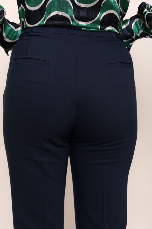 Détails du pantalon bleu marine, une pièce polyvalente et sobre.