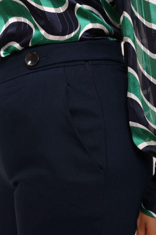 Détails du pantalon bleu marine, une pièce polyvalente et sobre.