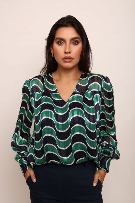 Chemise ornée de détails verts et noirs.