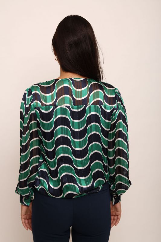 Chemise à motifs noirs et verts pour une tenue vive et audacieuse