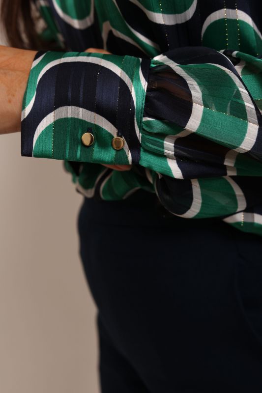 Détails de la chemise avec embellissements verts et noirs.